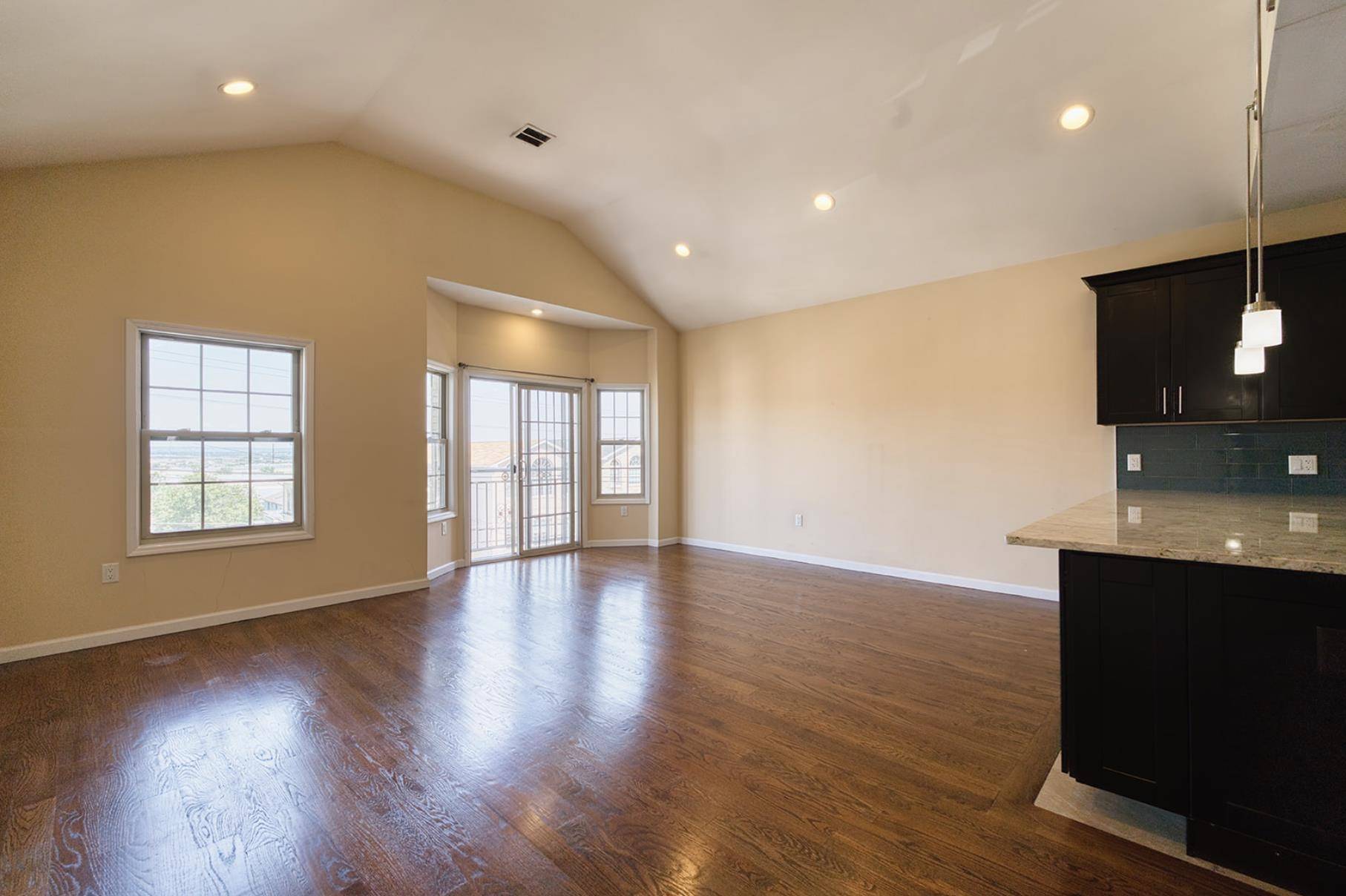 Jc Heights, NJ 07307,498 LIBERTY AVE  #2