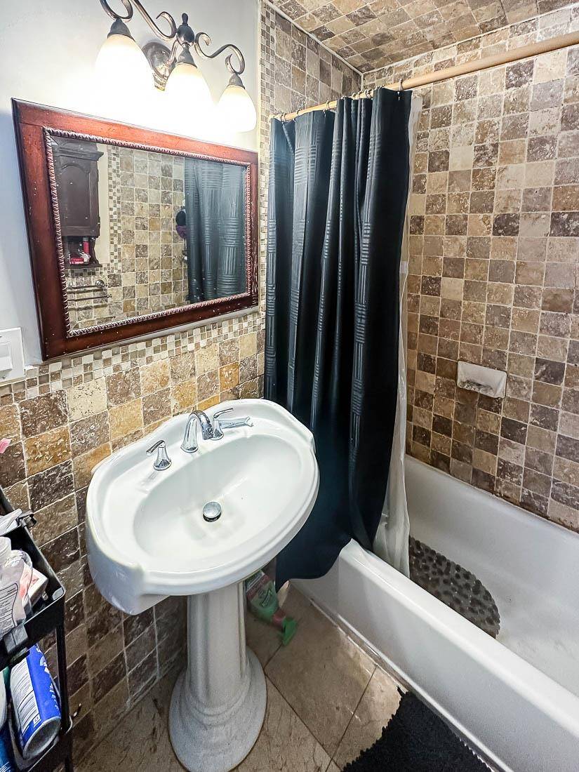 Jc West Bergen, NJ 07305,9 SUBURBIA CT
