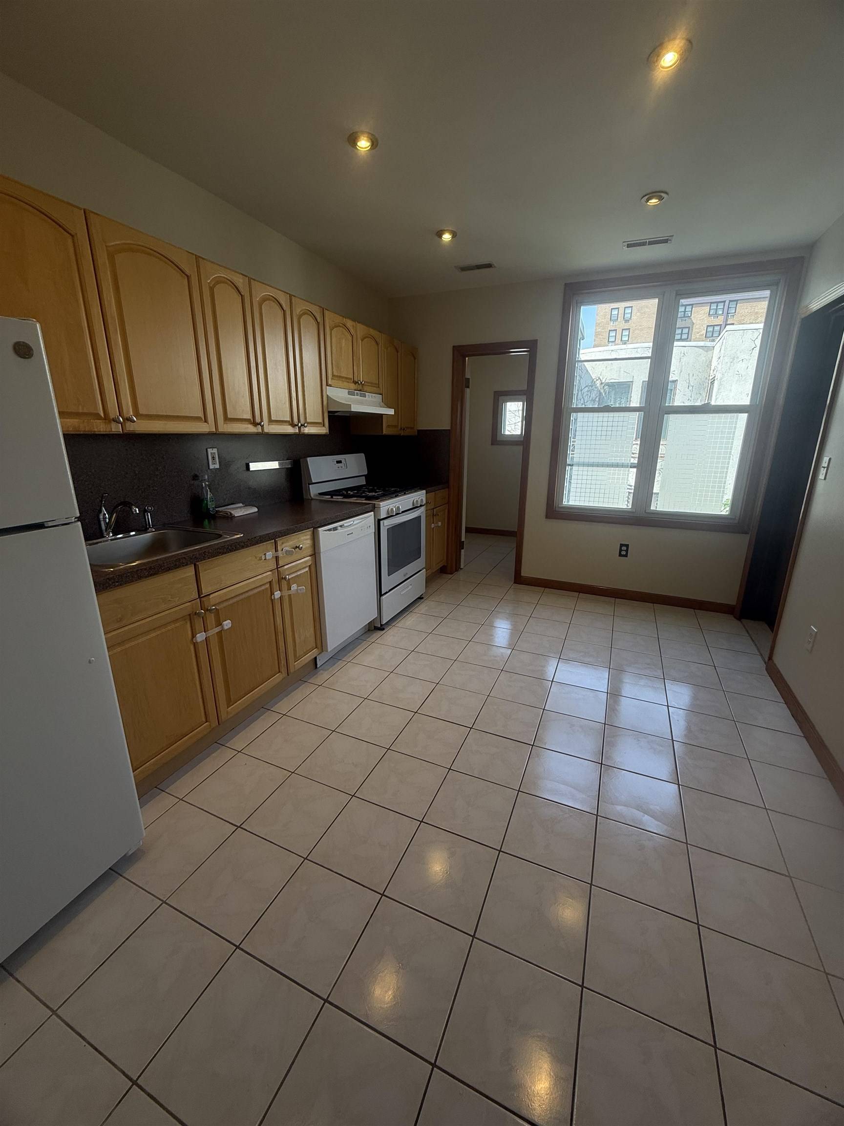 Weehawken, NJ 07086,108 SHIPPEN ST  #2