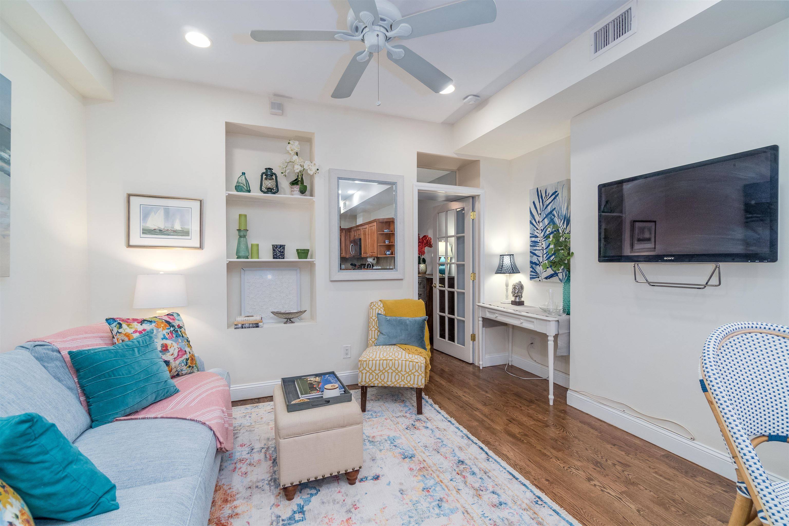 Hoboken, NJ 07030,208 PARK AVE  #1R