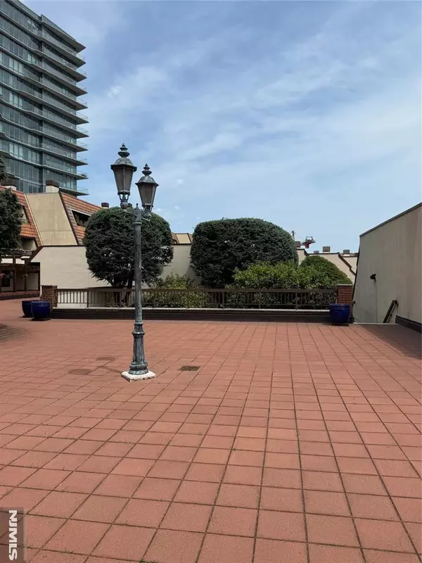 Cliffside Park, NJ 07010,300 GORGE RD  ##18