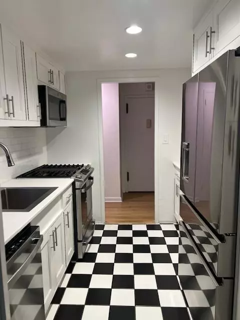 Edgewater, NJ 07020,1375 RIVER RD  #1M