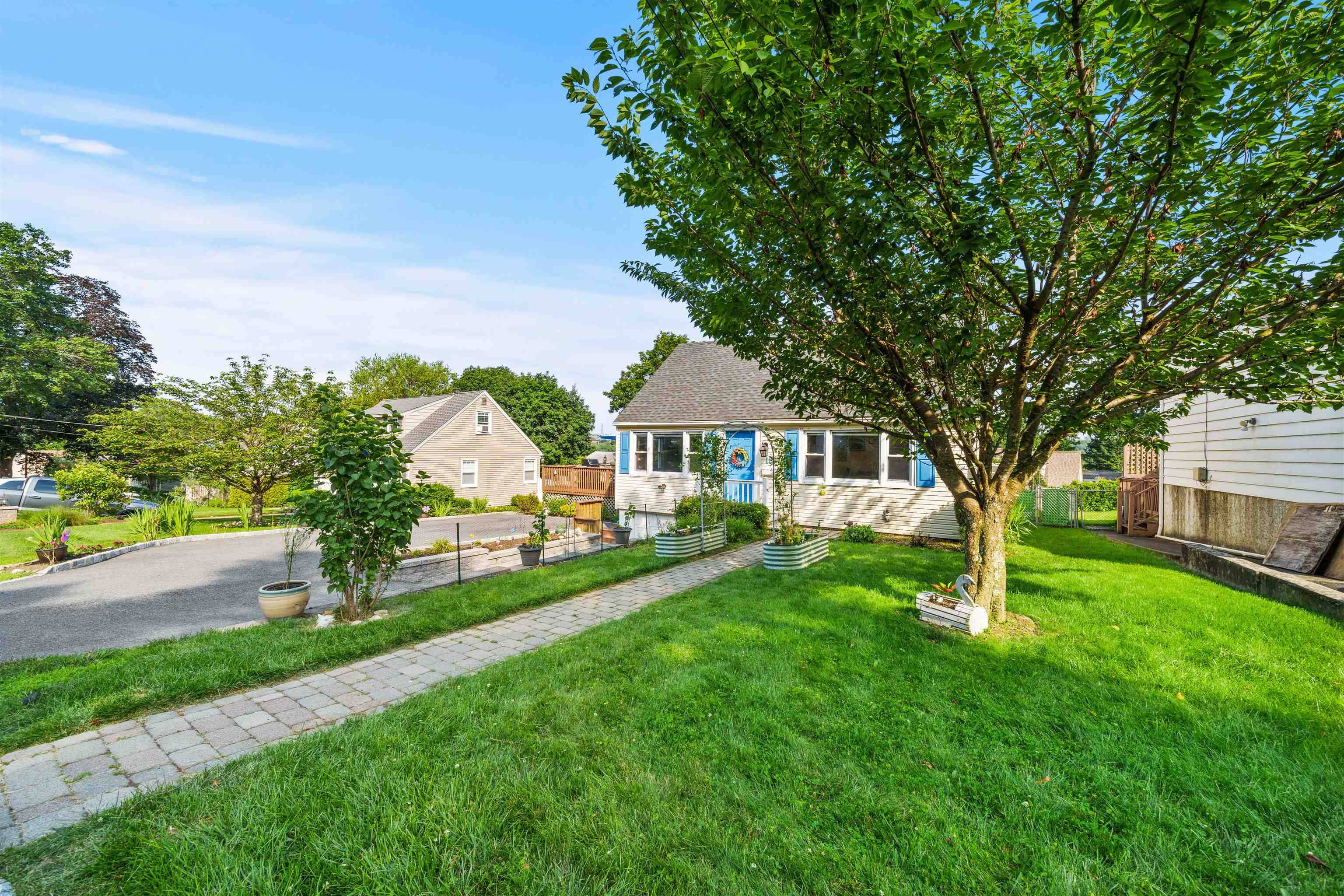 18 WESTWOOD DR NORTH, West Orange, NJ 07052