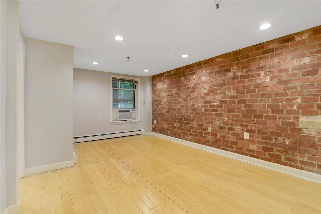 Jc Downtown, NJ 07302,319 BARROW ST  #1B