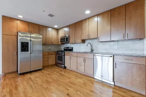 Rutherford, NJ 07070,17 MEADOW RD  #405
