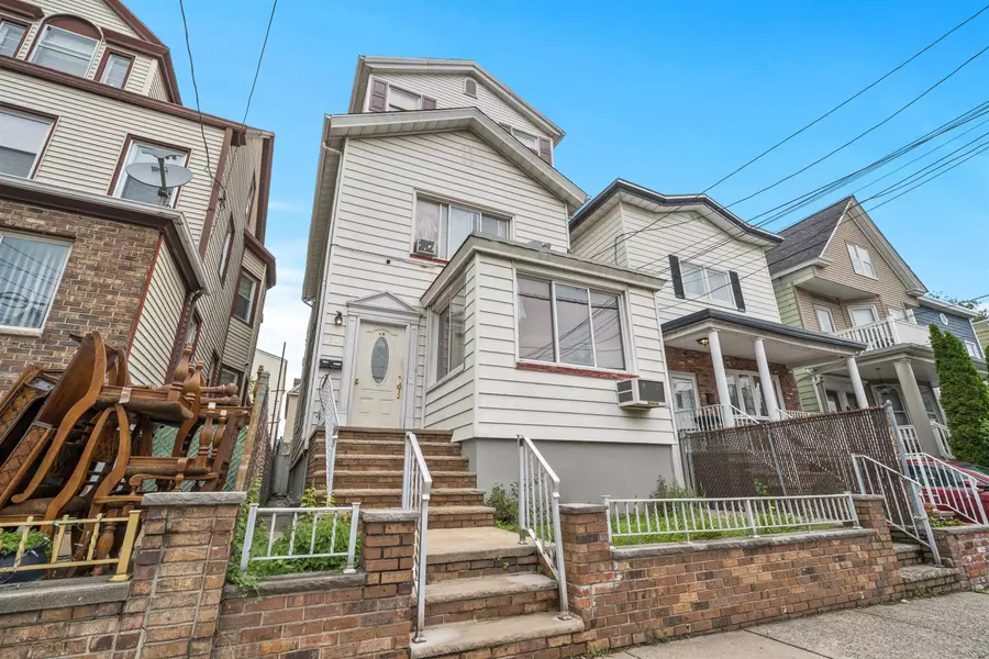 31 EAST 32ND ST, Bayonne, NJ 07002