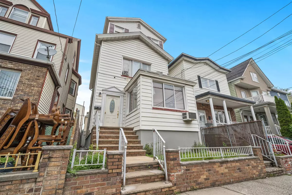 Bayonne, NJ 07002,31 EAST 32ND ST