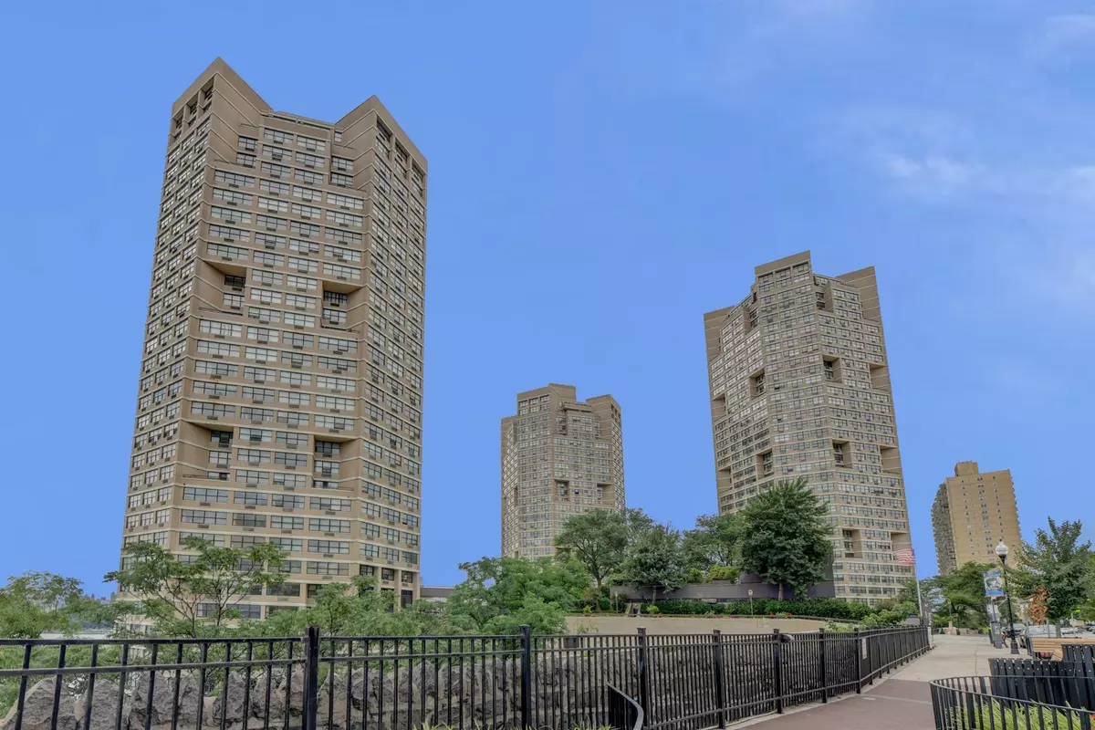Guttenberg, NJ 07093,7004 BLVD EAST  #11B