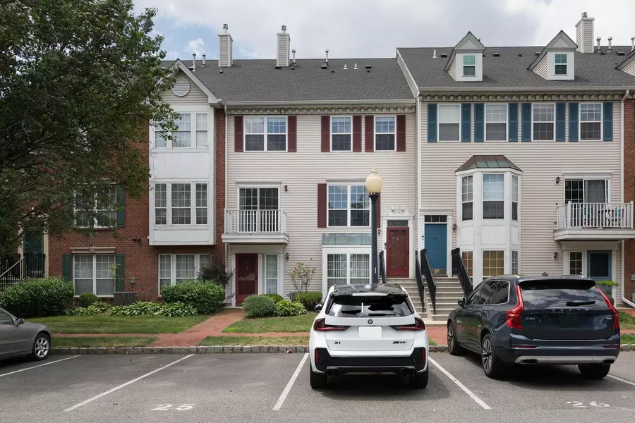 3 PERSIMMON CT, Jc West Bergen, NJ 07305