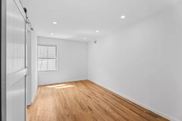 Jc Heights, NJ 07306,695 SUMMIT AVE  #2B