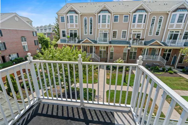 West New York, NJ 07087,293 ROSLYN CT