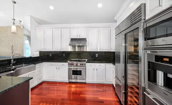 Guttenberg, NJ 07093,30 LYDIA DR