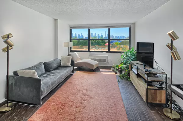 Guttenberg, NJ 07093,7004 BLVD EAST  #2E