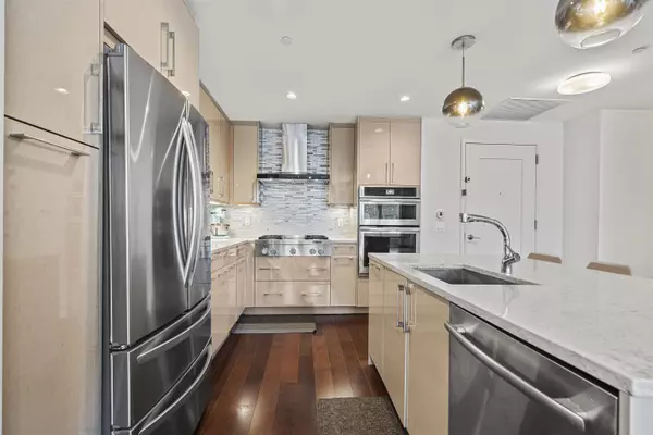 Weehawken, NJ 07086,150 HENLEY PL  #405