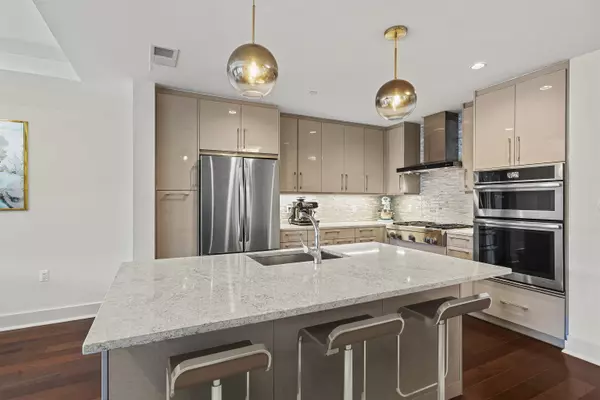 Weehawken, NJ 07086,150 HENLEY PL #405