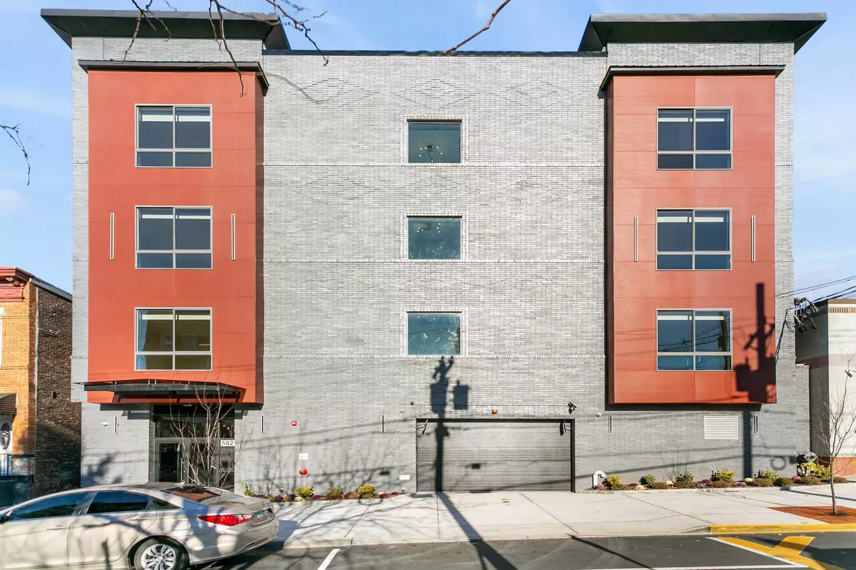 West New York, NJ 07093,582 66TH ST #206