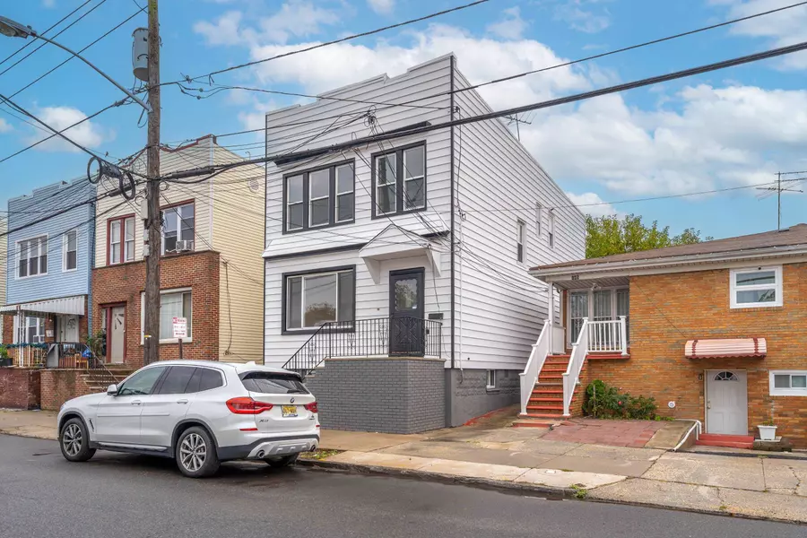 143 ROOSEVELT AVE, Jc West Bergen, NJ 07304