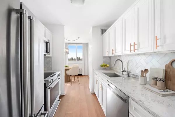 Union City, NJ 07087,100 MANHATTAN AVE  #910