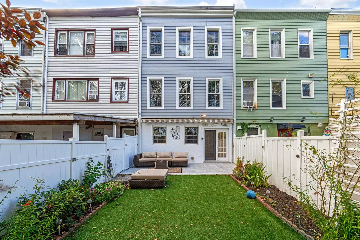 Jc Heights, NJ 07307,382 WEBSTER AVE  #1