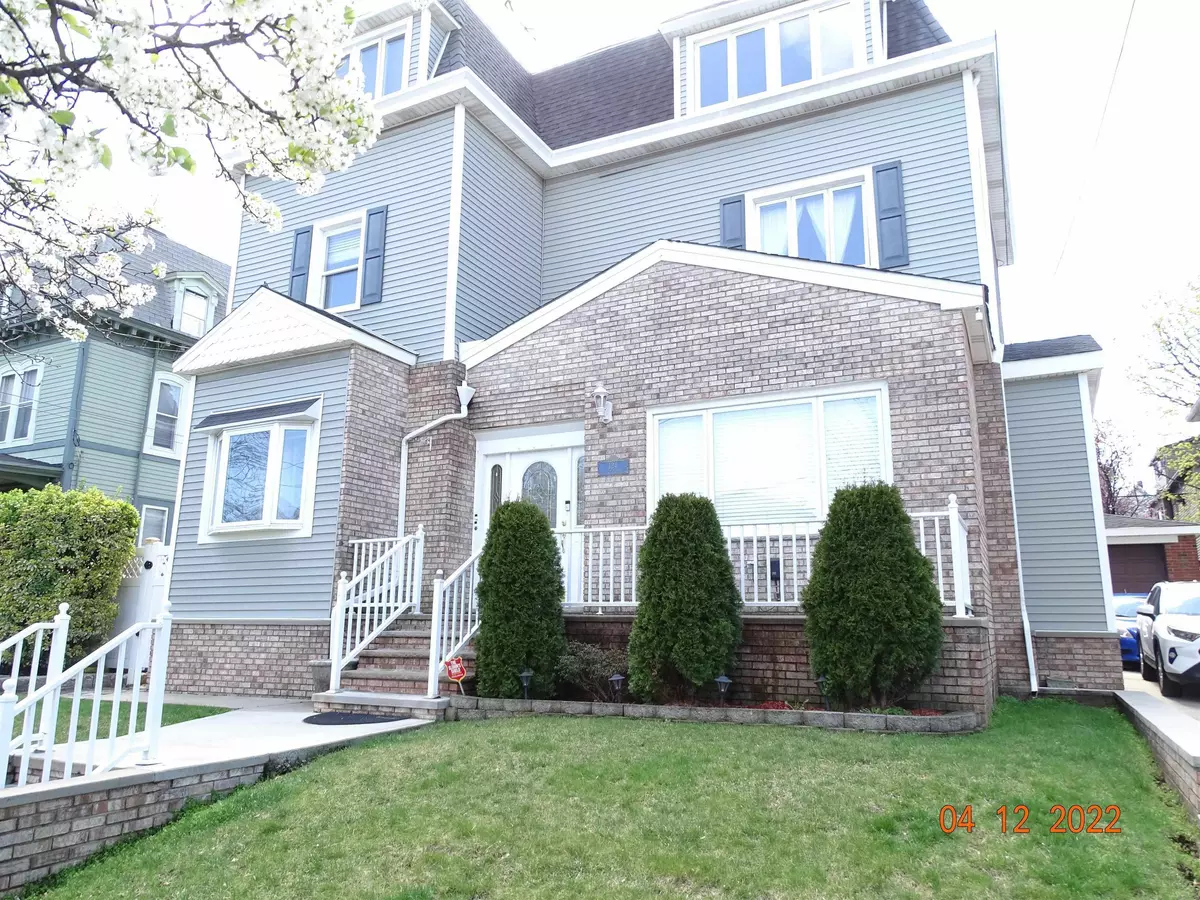 Bayonne, NJ 07002,124 West 8TH ST  #2