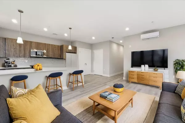 Jc Heights, NJ 07307,3516 KENNEDY BLVD #201