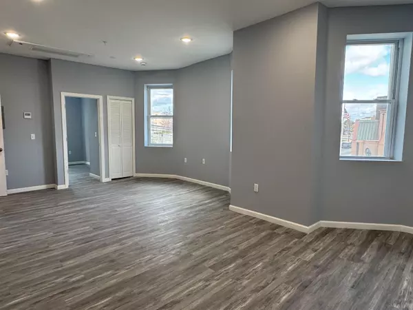 Newark, NJ 07104,155 CLIFTON AVE #3RR