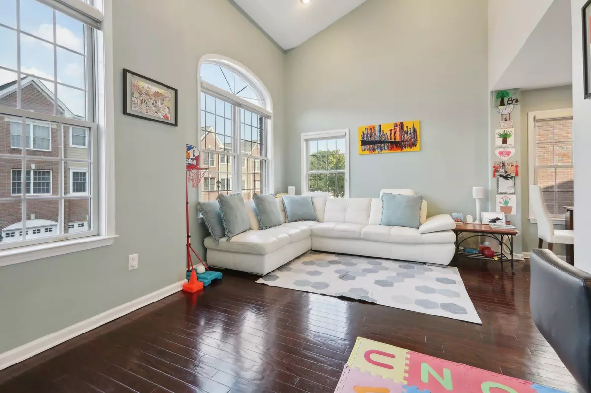 Guttenberg, NJ 07093,80 LYDIA DR #80