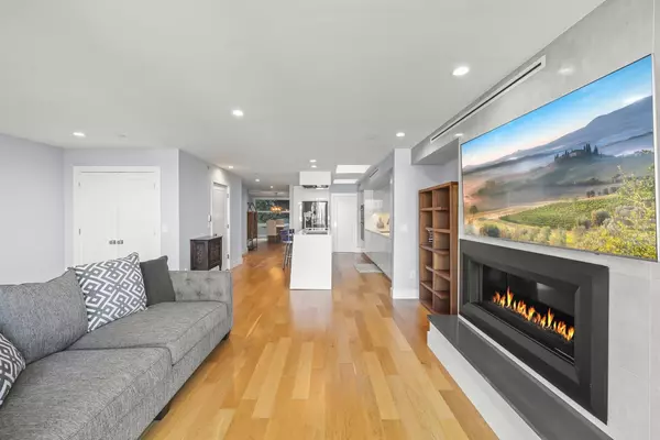 Edgewater, NJ 07020,1076 RIVER RD