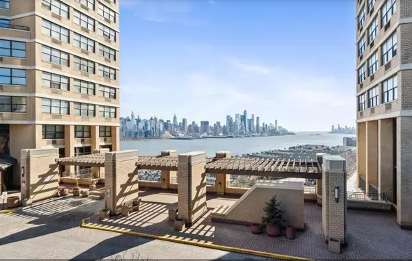 Guttenberg, NJ 07093,7002 BLVD EAST #3A