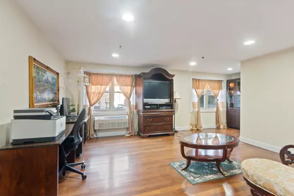 Union City, NJ 07087-0000,1720 NEW YORK AVE #202