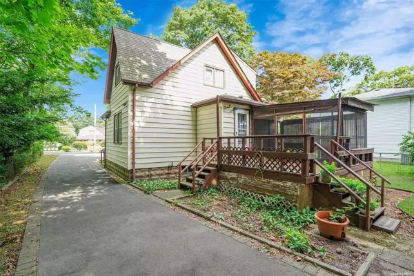 Bay Shore, NY 11706,1193 Brookdale Avenue