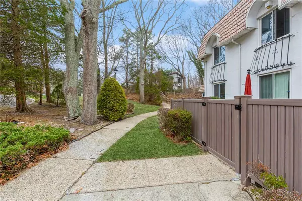 Coram, NY 11727,207 Skyline Drive