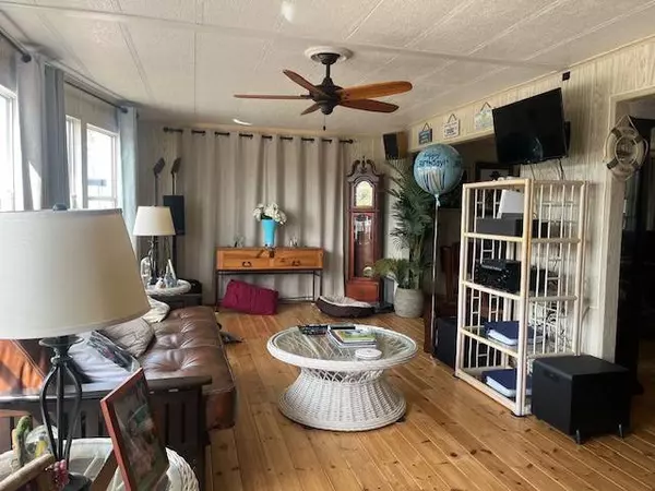 Hudson, FL 34667,7841 Parkway Blvd