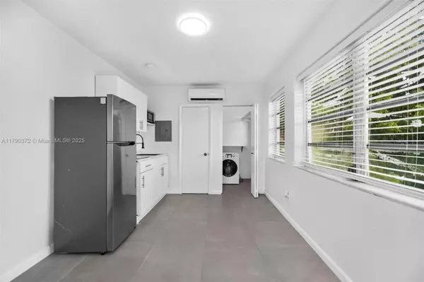 2822 Pine Tree Dr, Miami Beach, FL 33140