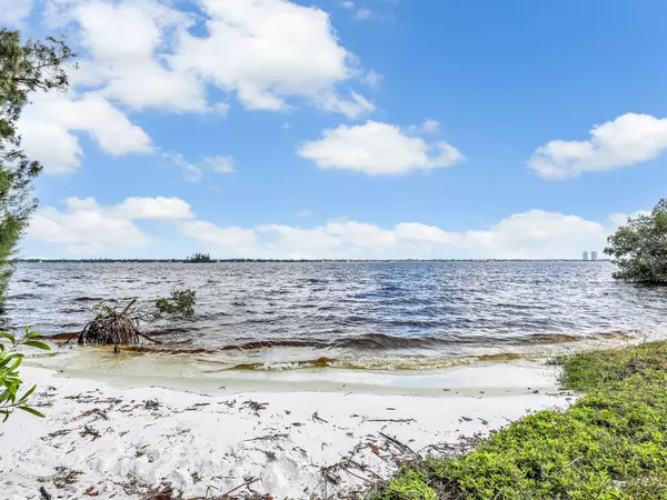 North Fort Myers, FL 33917,2053 Cohn Road