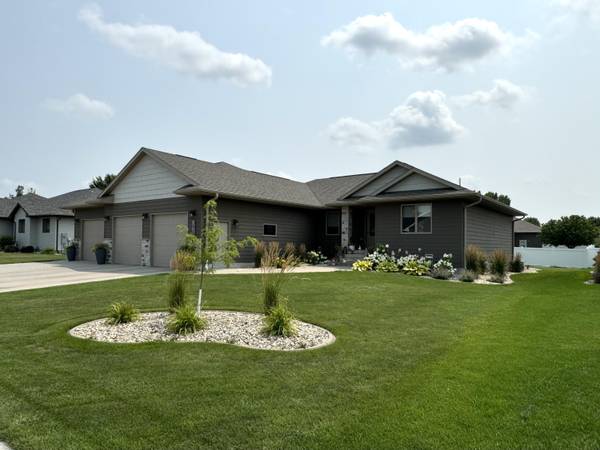 1435 Country Dr, Mitchell, SD 57301