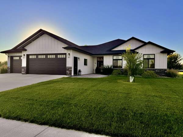 3016 Bills Beach Dr, Mitchell, SD 57301