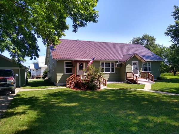 501 E Maple St, Parkston, SD 57366