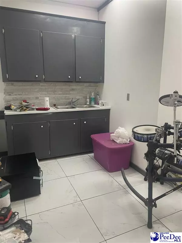 Kingstree, SC 29556,105 W Main St