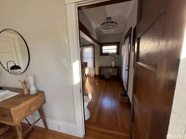 Oakland, CA 94609,526 52nd ST