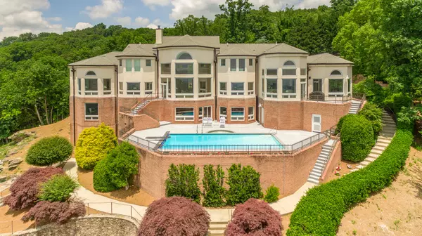 7 Close Family RD, Signal Mountain, TN 37377
