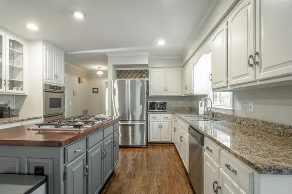 Signal Mountain, TN 37377,900 Valewood DR