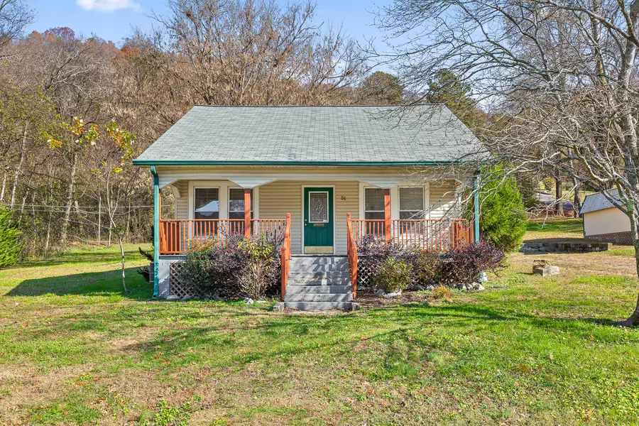 51 Grove ST, Graysville, GA 30726