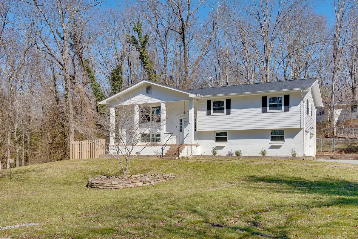 Signal Mountain, TN 37377,828 Skyline Park DR