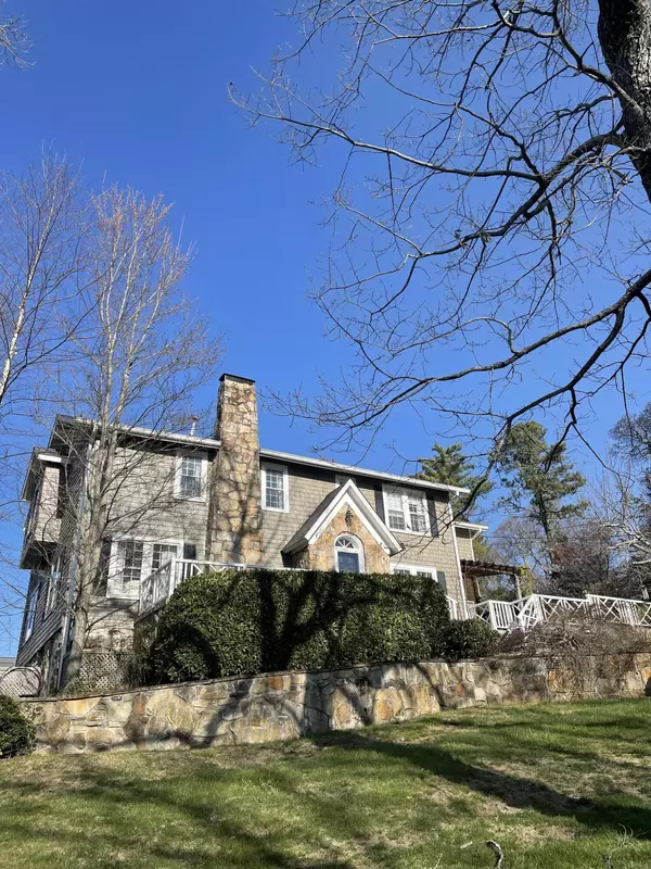 212 Brow RD, Lookout Mountain, TN 37350