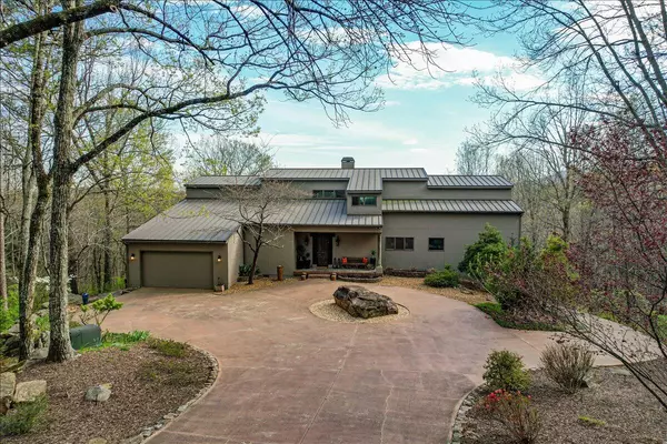 1544 Greer LN, Signal Mountain, TN 37377