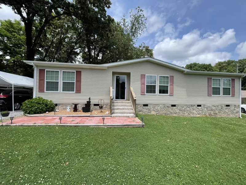 810 Stevens LN, Lenoir City, TN 37771