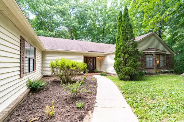 20 Hidden Brook LN, Signal Mountain, TN 37377