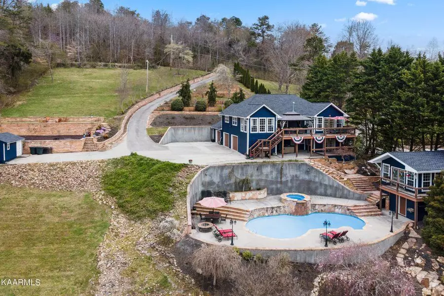 141 Settlers RD, Harriman, TN 37748