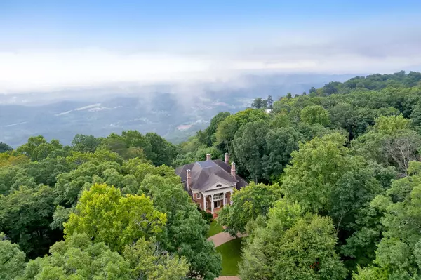 1604 Anderson PIKE, Signal Mountain, TN 37377